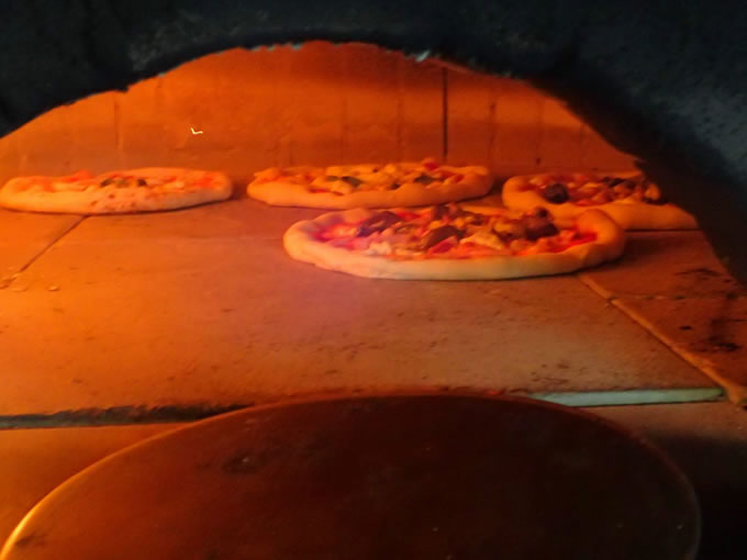 窯でピザを焼いています